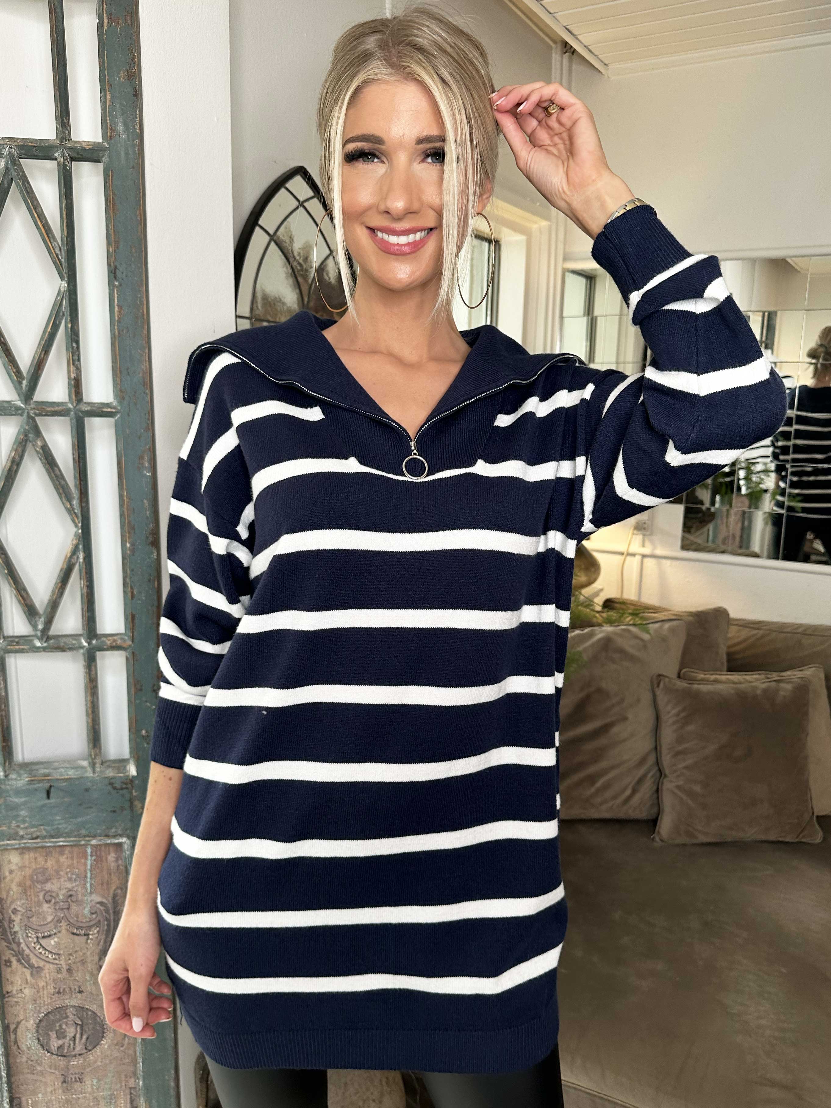 Liza - Blød strikkjole med striber og lynlås